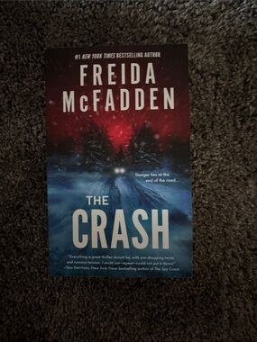 The Crash – Freida McFadden Blue/Red Thriller Paperback